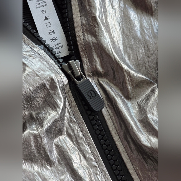 LULULEMON Get Stellar Titanium Foil Jacket XXS EUC - Picture 12 of 15